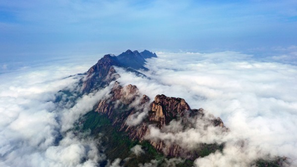 江西上饶：雾绕灵山 缥缈仙境