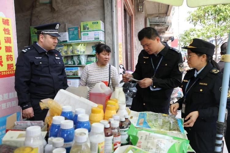 防城港市开展联合执法行动 帮蔗农把好农资关_fororder_2